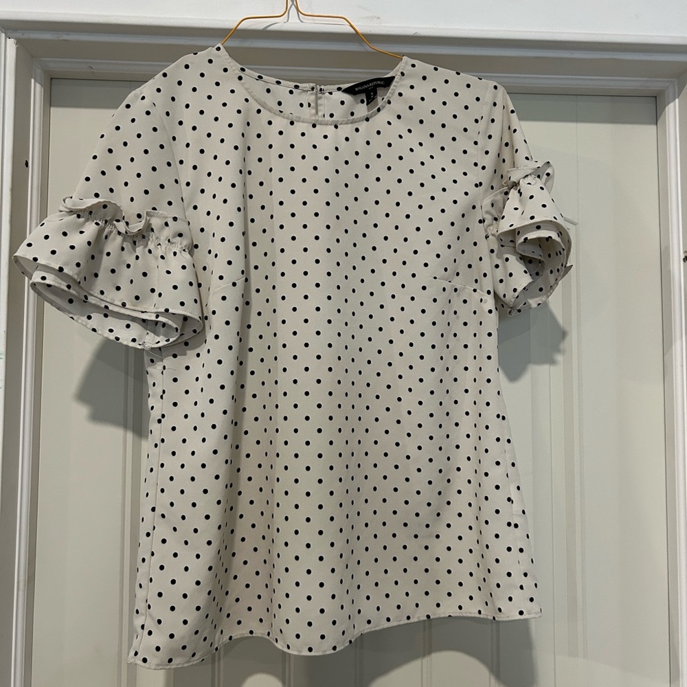Polka-dot Ruffle-sleeved blouse